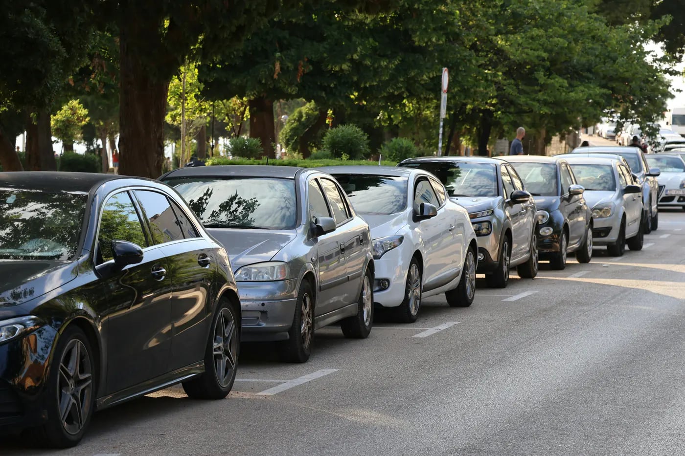 Automobili poređani za prodaju